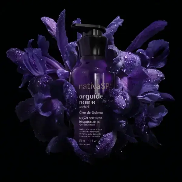 Produto roxo cercado por pétalas em movimento